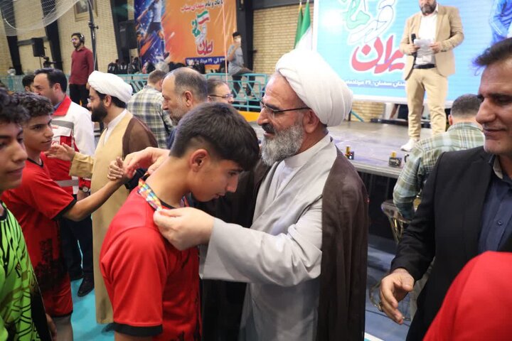 نخستین دوره مسابقات کشوری المپیاد «ایران قهرمان» در رشته فوتسال پسران، تحت حمایت کمیته امداد امام خمینی (ره)، با میزبانی استان سمنان
