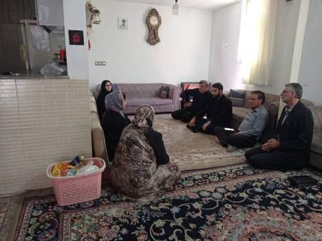 دیدار مدیرکل کمیته امداد استان تهران با خانواده‌ ای از ایتام تحت حمایت در رباط کریم
