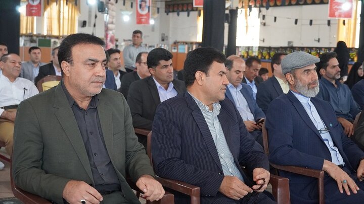 توزیع نوشت افزار در گلزار شهدای یاسوج