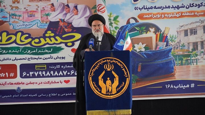 توزیع نوشت افزار در گلزار شهدای یاسوج
