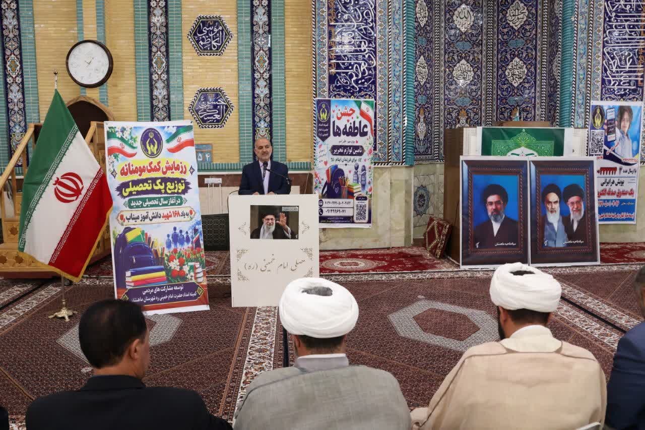 توزیع ۴۳۶ بسته تحصیلی میان دانش‌آموزان نیازمند ماه‌نشان