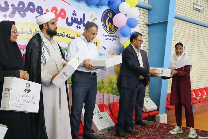 هرمزگان - توزیع 211 بسته تحصیلی گلرنگ