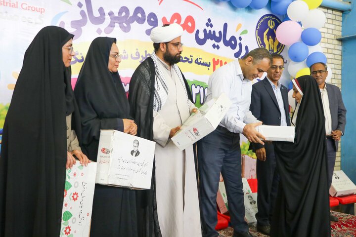 هرمزگان - توزیع 211 بسته تحصیلی گلرنگ