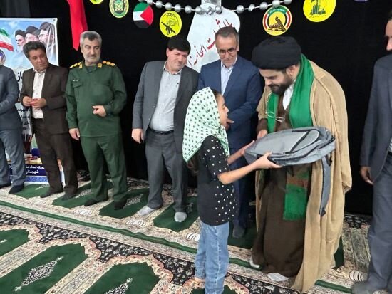 توزیع ۶۰۰ بسته لوازم‌التحریر میان دانش‌آموزان تحت حمایت کمیته امداد شهرستان مهران