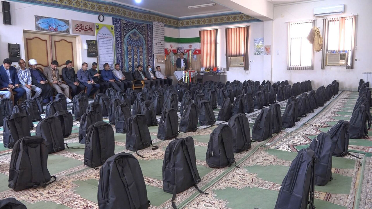 توزیع 1000 بسته تحصیلی در حاجی آباد