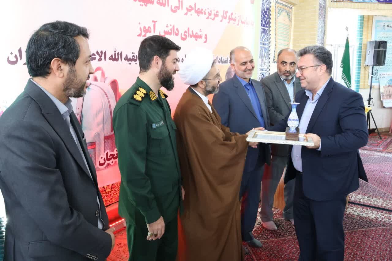 تجلیل از فرهنگ ایثار در زنجان؛ برادر شهید منا مورد تقدیر قرار گرفت