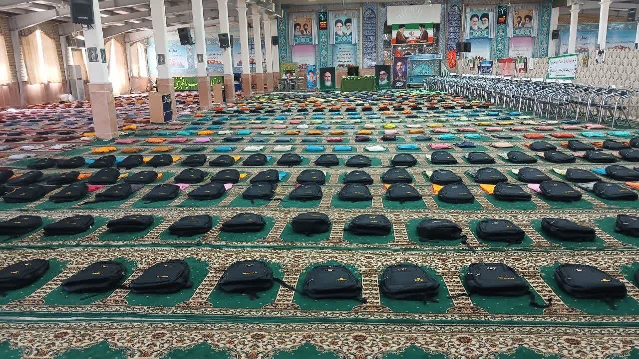 توزیع ۱۰۰۰ بسته لوازم‌التحریر بین دانش‌آموزان نیازمند و کم‌برخوردار بجستان