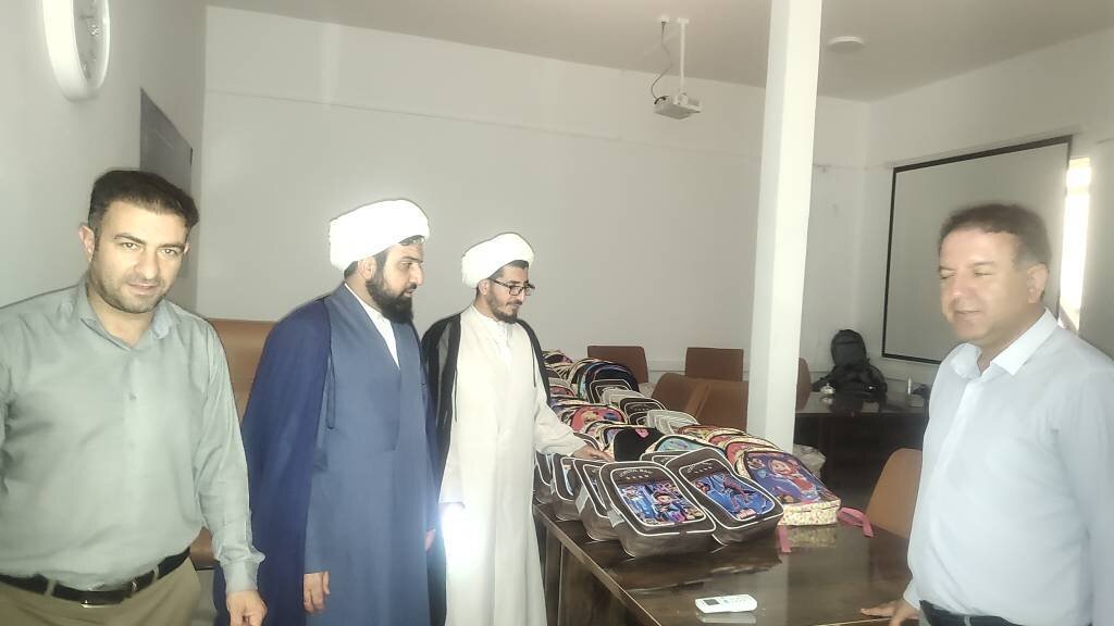 توزیع ۱۳۵۰ بسته نوشت‌افزار میان دانش‌آموزان تحت حمایت شهرستان چرداول