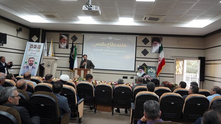 نشست بصیرتی کارکنان کمیته امداد استان در هفته دفاع مقدس