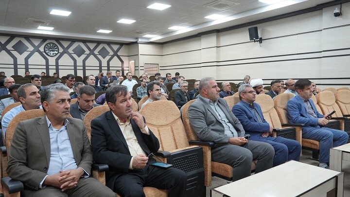 نشست بصیرتی کارکنان کمیته امداد استان در هفته دفاع مقدس