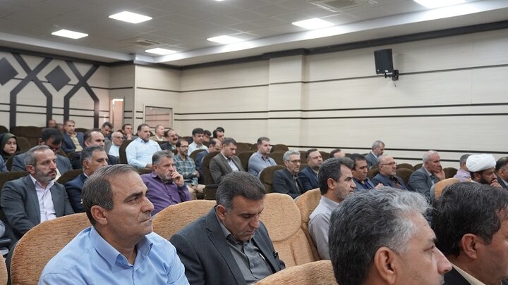 نشست بصیرتی کارکنان کمیته امداد استان در هفته دفاع مقدس