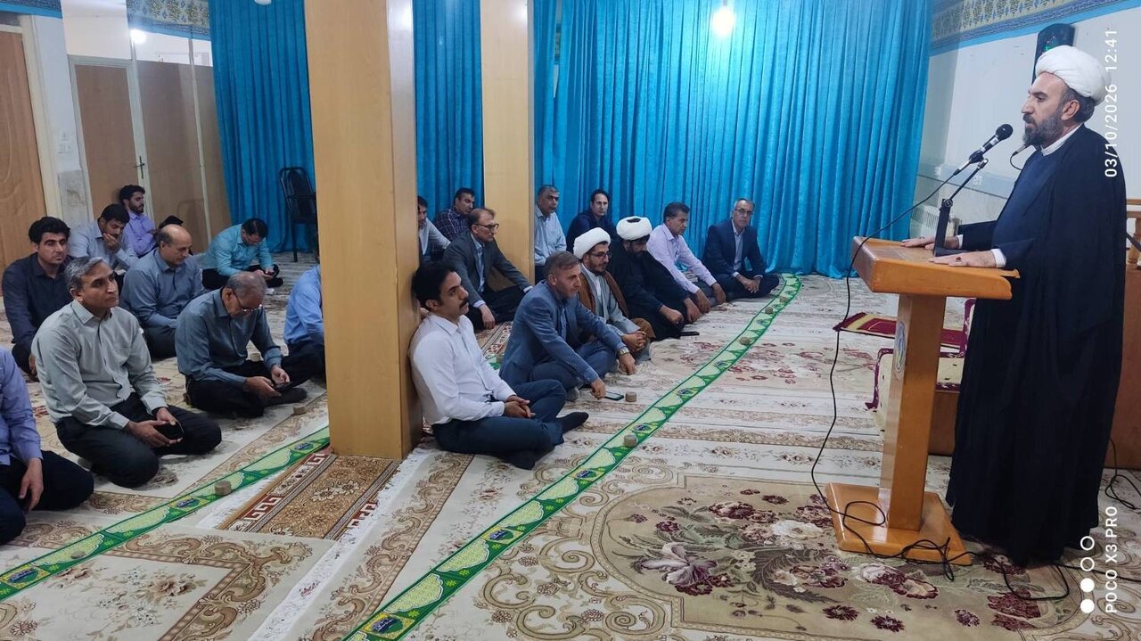 تجلیل از مدیرکل کمیته امداد ایلام در مراسم بزرگداشت رتبه برتر استان در نهضت «زندگی با آیه‌ها»