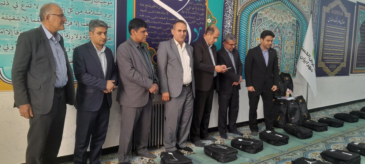توزیع بسته‌های نوشت‌افزار میان دانش‌آموزان تحت حمایت کمیته امداد منطقه دو یاسوج با  مشارکت بانک قرض الحسنه مهر ایران