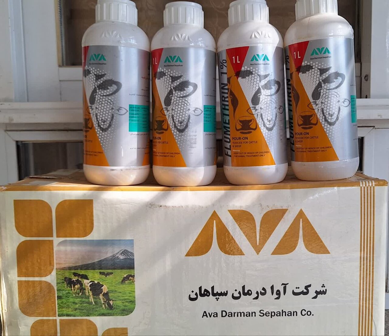 اهدای ۴۰ بسته سم دامپزشکی به مجریان طرح‌های دامپروری کمیته امداد فلاورجان
