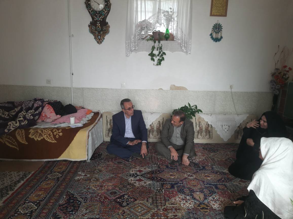 گرامی‌داشت یاد مدافعان امنیت و پیگیری رفاه سالمندان در ایوان توسط مدیرکل کمیته امداد ایلام