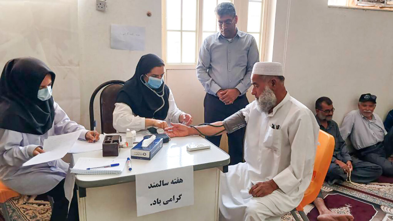 برگزاری برنامه پایش سلامت و کارگاه آموزشی برای سالمندان تحت حمایت کمیته امداد بستک