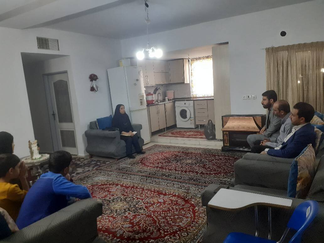 دیدار مدیرکل کمیته امداد استان تهران با خانواده ای از ایتام تحت حمایت در شهرستان دماوند