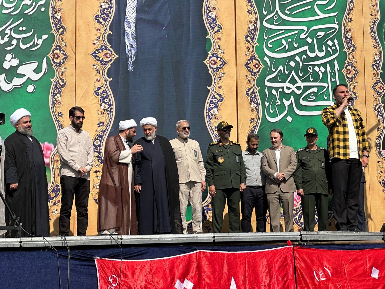 رزمایش بزرگ بعثت برای توزیع ۳۱۳ هزار جهیزیه و بسته معیشتی در میدان انقلاب پایتخت برگزار شد.