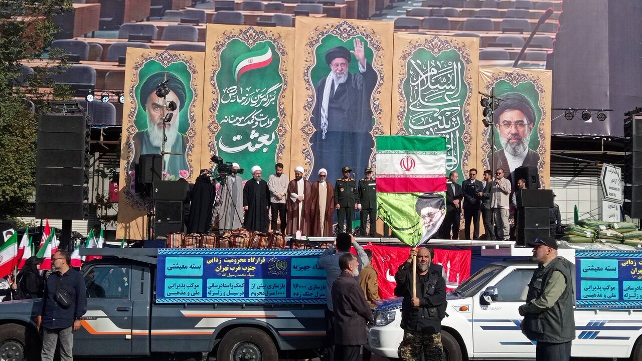 رزمایش بزرگ بعثت برای توزیع ۳۱۳ هزار جهیزیه و بسته معیشتی در میدان انقلاب پایتخت برگزار شد