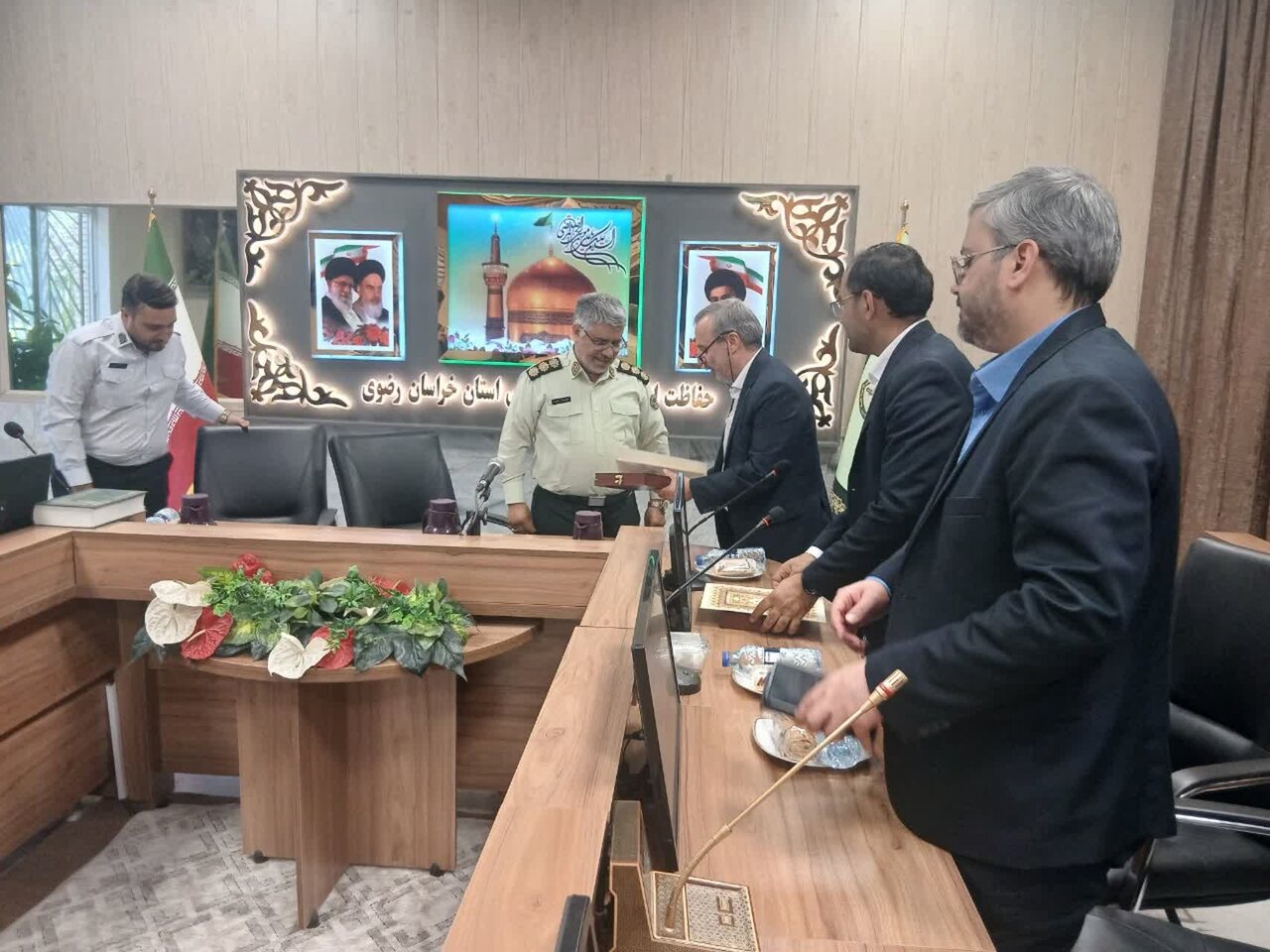 تجلیل کمیته امداد اداره یک مشهد از کارکنان نیروی انتظامی در هفته انتظامی