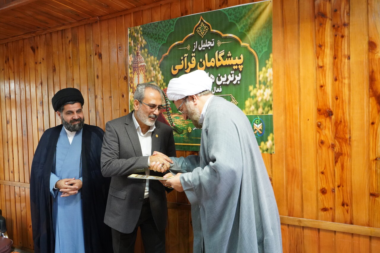 تجلیل از درخشش کمیته امداد استان اردبیل در طرح ملی «زندگی با آیه‌ها»