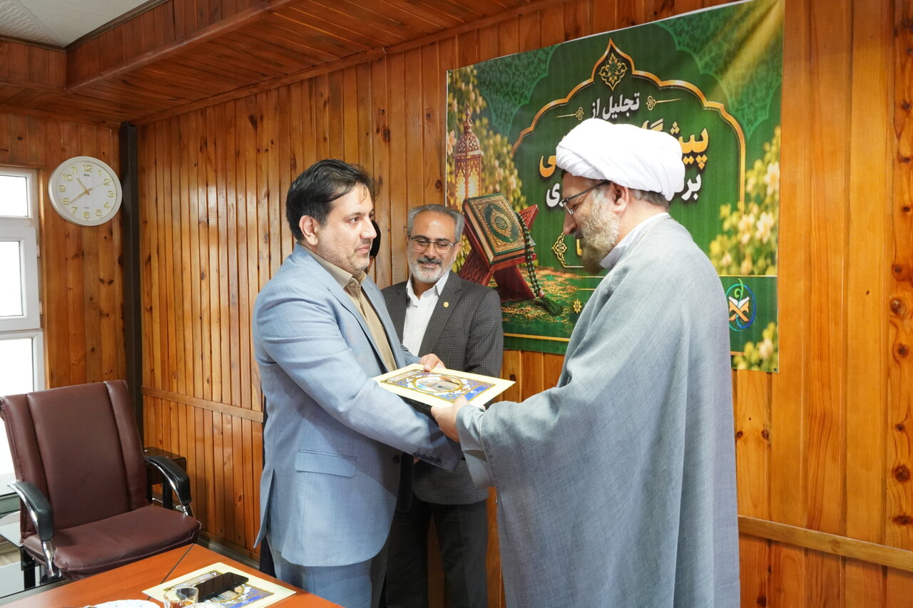 تجلیل از درخشش کمیته امداد استان اردبیل در طرح ملی «زندگی با آیهها»