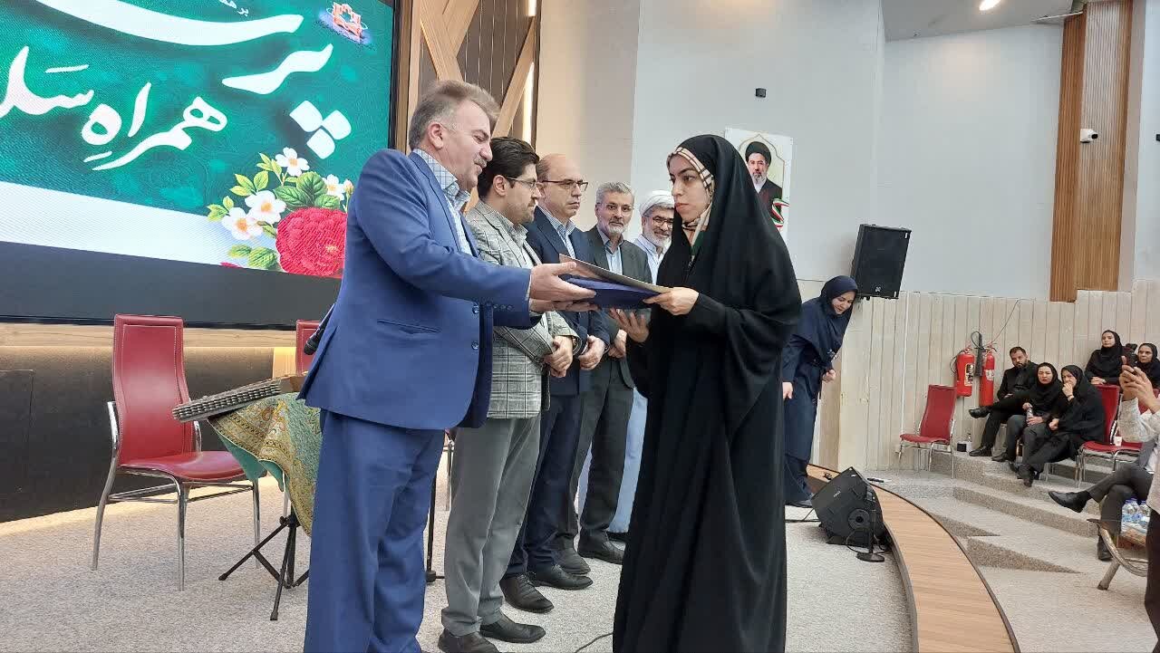 آیین تجلیل از پرستاران حامی در اراک برگزار شد؛ تقدیر از ۵ پرستار برگزیده