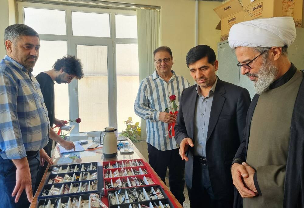 تقدیر نماینده ولی‌فقیه در خراسان شمالی از جهادگران گروه جهادی کیمیاگران و تلاش‌های کمیته امداد برای ارائه خدمات رایگان بینایی‌سنجی به نیازمندان