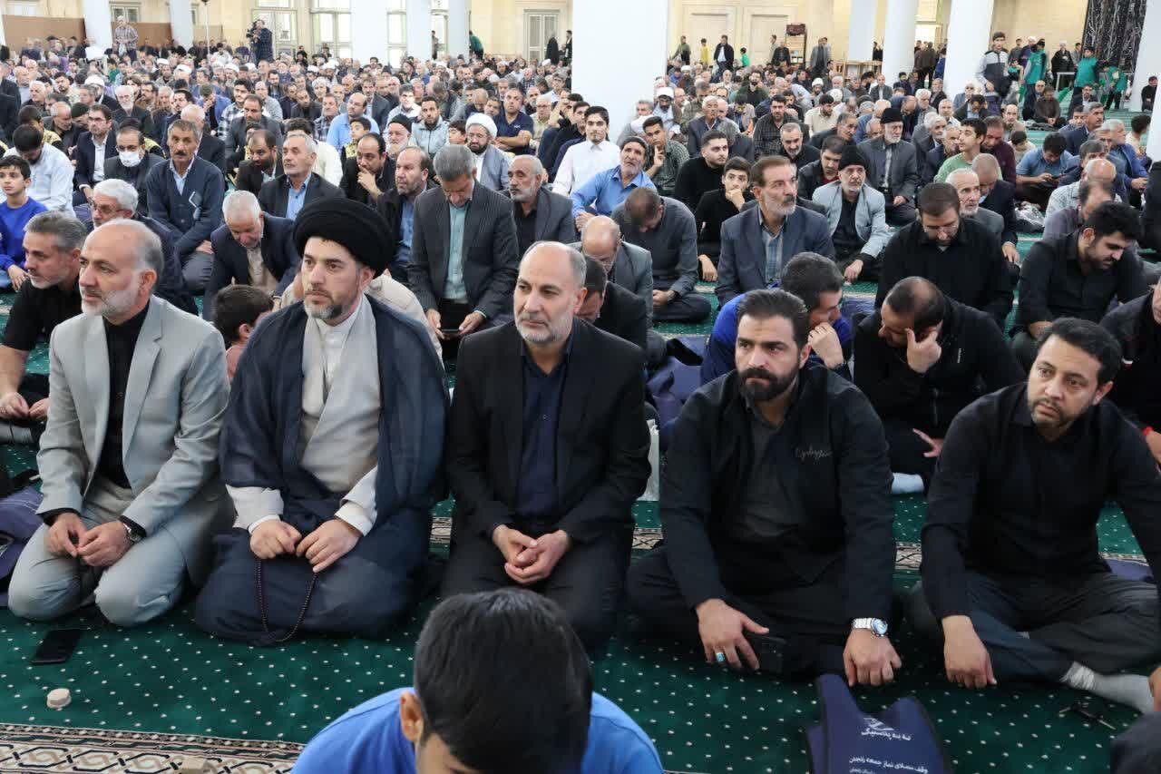 حضور مدیرکل و کارکنان کمیته امداد زنجان در نماز جمعه
