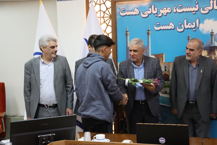 تجلیل از ۱۳ نخبه برتر تحت حمایت کمیته امداد استان اصفهان
